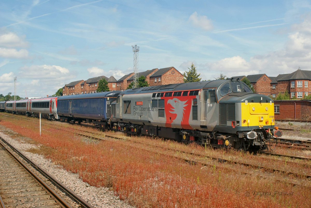 Valenta_Forever's tweet photo. 37884 & 37608 at Chester on 5W97 Holyhead Car M.D. to Landore TMD #Tractor #Trainpic #Europhoenix #ROG #Class37 https://t.co/pV25s44xe1
