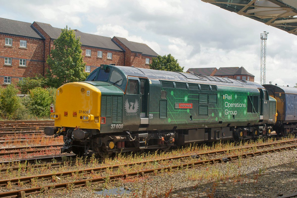 Valenta_Forever's tweet photo. 37884 & 37608 at Chester on 5W97 Holyhead Car M.D. to Landore TMD #Tractor #Trainpic #Europhoenix #ROG #Class37 https://t.co/pV25s44xe1