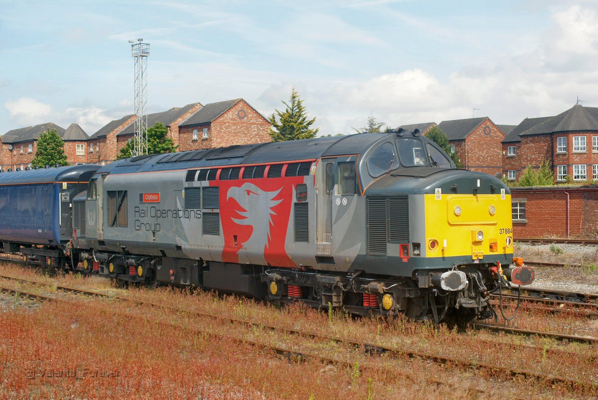 Valenta_Forever's tweet photo. 37884 & 37608 at Chester on 5W97 Holyhead Car M.D. to Landore TMD #Tractor #Trainpic #Europhoenix #ROG #Class37 https://t.co/pV25s44xe1
