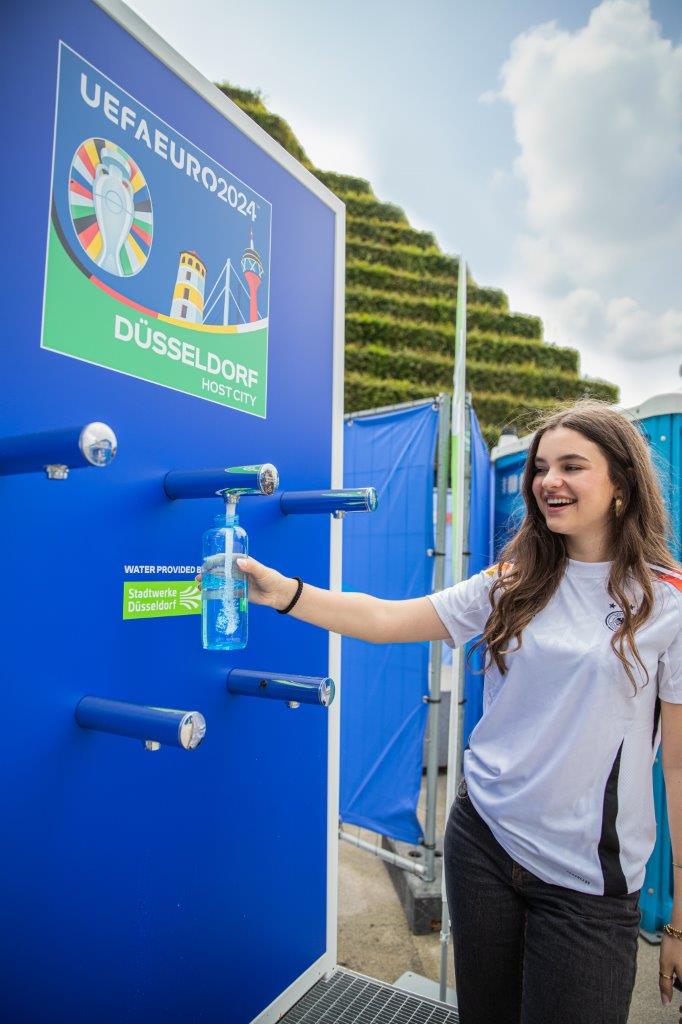 Wir spendieren während der #EURO2024 kostenloses Wasser zum Trinken für alle. An 20 H2gO-Stationen, die im Stadtgebiet und in den Fan Zones stehen, kann jederzeit frisches Wasser gezapft werden. Hier geht's zur Pressemitteilung mit allen Infos und Link zur Standort-Übersicht: