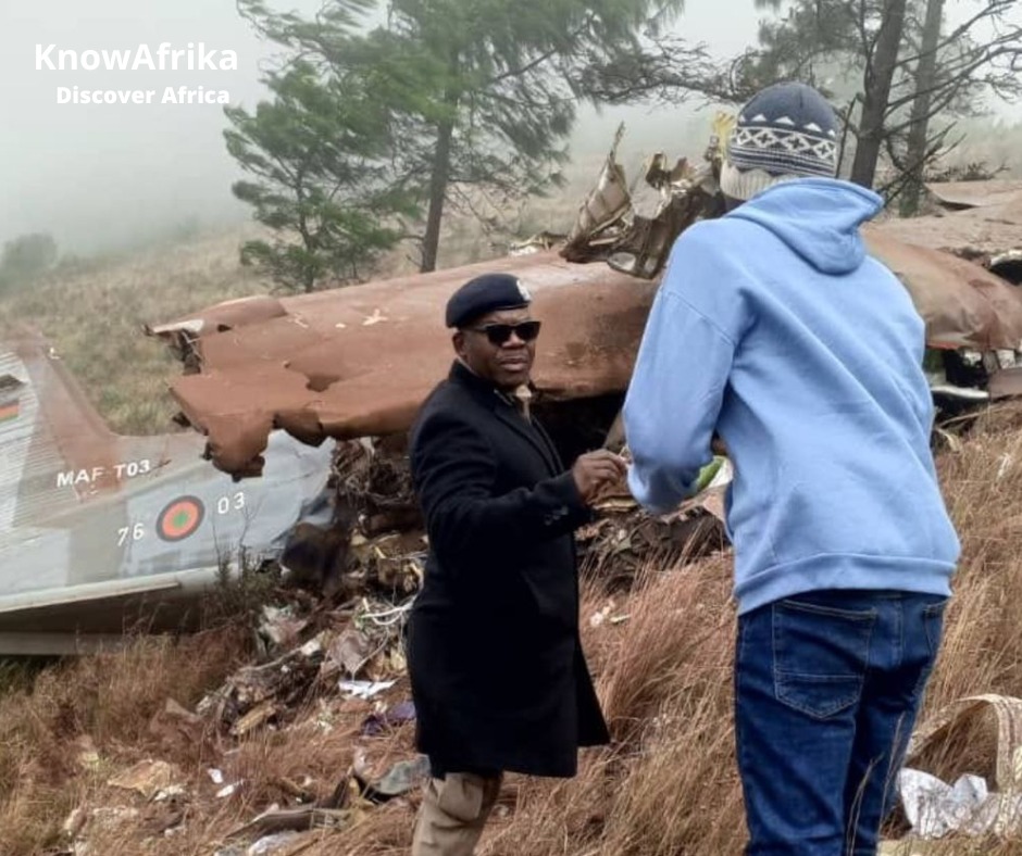 AfrikaKnow's tweet photo. Malawi is mourning the loss of its Vice President, Saulos Chilima, and nine others who tragically died in a plane crash on Monday. President Lazarus Chakwera confirmed the devastating news, marking a profound loss for the nation.
#Malawi #PlaneCrash #SaulosChilima #KnowAfrika https://t.co/oRDv2TsMF9