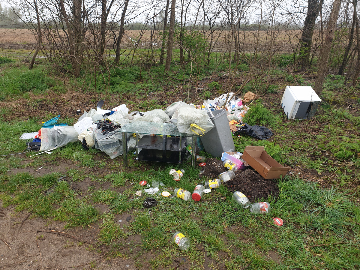 𝗗𝗮𝗱𝗲𝗿 𝗱𝘂𝗺𝗽𝗶𝗻𝗴 𝗕𝗲𝗿𝗴𝗵𝗲𝗺 𝗴𝗲𝘃𝗼𝗻𝗱𝗲𝗻
Samen Sterk in Brabant heeft met succes de dader van een dumping van illegaal afval op de Tussenrijtsestraat in Berghem opgespoord. De dader heeft een bekentenis afgelegd en hiervoor een proces-verbaal gekregen.