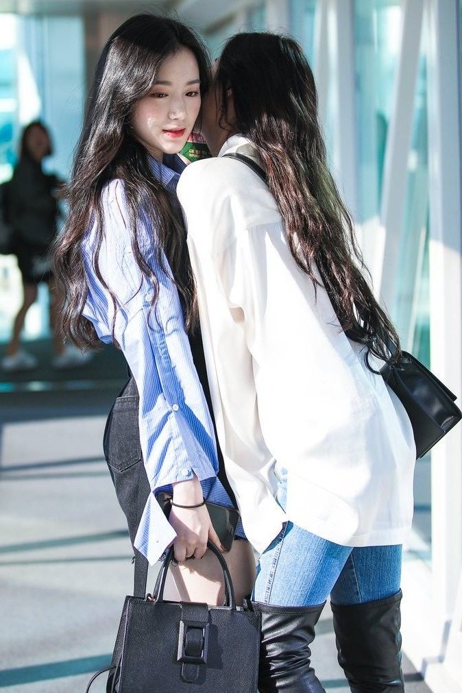 sindiel_idle's tweet photo. Soojin and Shuhua being the least subtle item of all-time - a thread: https://t.co/J5du8Q3Fhc