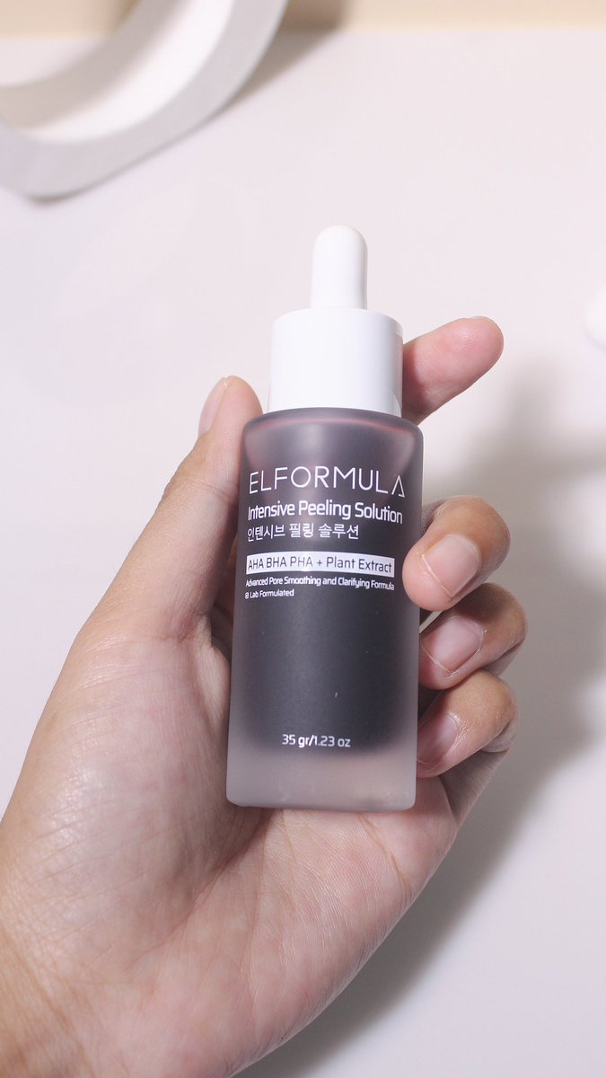 ellsstari's tweet photo. Yupps, tebakan kalian bener. Ini peeling solution dari el formula, dengan strong ingredients bisa mengatasi masalah kulit gradakan, komedo, sel kulit mati yang menumpuk tanpa bikin kering karena ada calming ingredients nya juga wehh. https://t.co/keNXzgFvfe