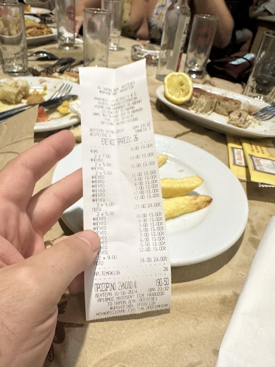 bosunatiklama's tweet photo. Atina’ya giden 8 kişilik bir grup akşam yemeğinde:

• 3 Greek Salad
• ⁠2 Fava
• ⁠3 Kabak Mücver
• ⁠2 Kabak Kızartma
• ⁠3 Izgara Peynir
• ⁠2 Patates Kroket 
• ⁠2 Patates Kızartması
• ⁠3 Kalamar
• ⁠3 Karides 
• ⁠3 Balık Pastırma 
• ⁠6 Küçük Ouzo
• ⁠2 Ekmek olmak üzere toplam 190.5 euro ödedi.