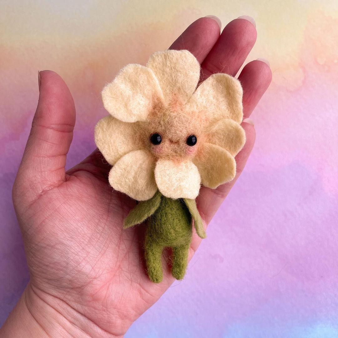 ¡Sumérgete en un mundo de muñecas decorativas de fieltro espeluznantes y personajes encantadores hechos a mano! Descubre la cuenta de Instagram de @inkie_pocious y disfruta de su arte único y lleno de color. 🎨✨