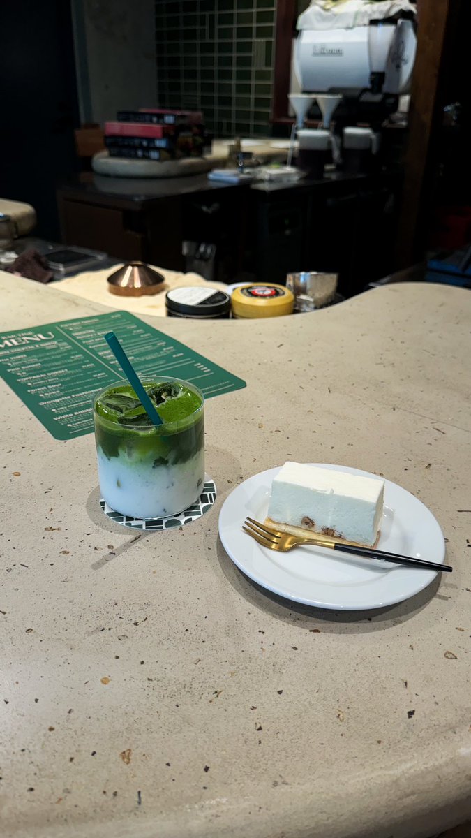 yusei_yupopo's tweet photo. 三軒茶屋にひっそりと佇む看板のないボタニカルで無機質な隠れ家カフェバーはこちらです https://t.co/uuRMyPdvyh