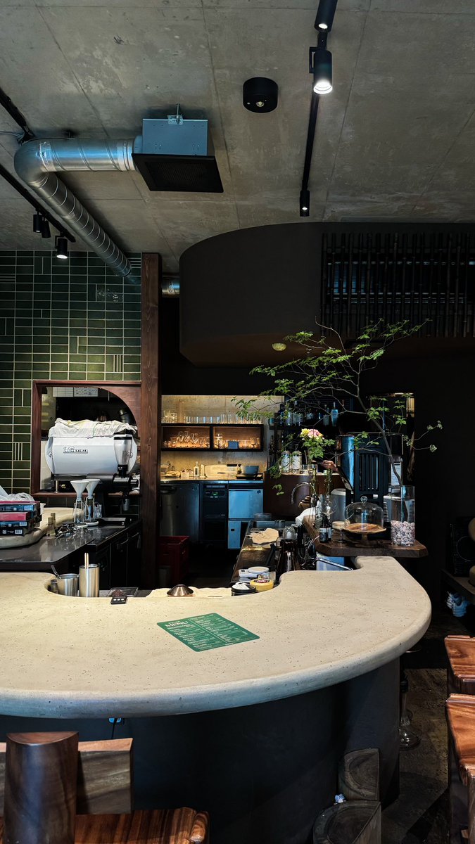 yusei_yupopo's tweet photo. 三軒茶屋にひっそりと佇む看板のないボタニカルで無機質な隠れ家カフェバーはこちらです https://t.co/uuRMyPdvyh