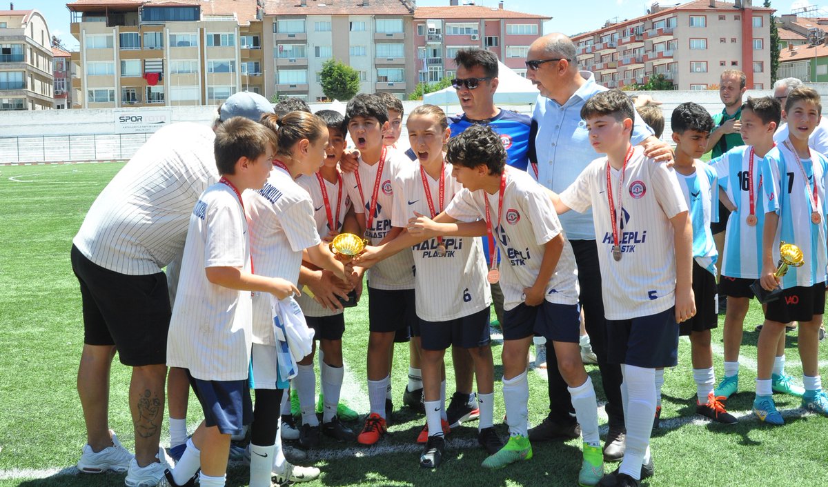 MersinMEM's tweet photo. Okul Sporları Küçükler Futbol
Müsabakaları'nda Mersin Ahmet
Hocaoğlu Ortaokulu Türkiye 2.'si!🏆⚽

Burdur'da düzenlenen ve 4 gün süren
müsabakalarda mücadele eden
öğrencilerimizi ve öğretmenlerimizi tebrik eder, başarılarının devamını dileriz. 

📎https://t.co/sRFC2spwrG
📎https://t.co/PUa90NPNMj

@tcmeb
@Yusuf__Tekin 
@ahpehlivan53 
@fazilet_durmus