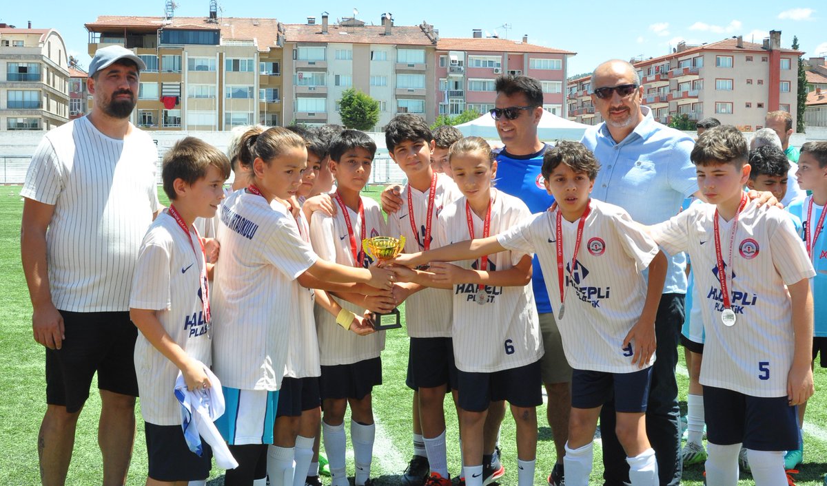 MersinMEM's tweet photo. Okul Sporları Küçükler Futbol
Müsabakaları'nda Mersin Ahmet
Hocaoğlu Ortaokulu Türkiye 2.'si!🏆⚽

Burdur'da düzenlenen ve 4 gün süren
müsabakalarda mücadele eden
öğrencilerimizi ve öğretmenlerimizi tebrik eder, başarılarının devamını dileriz. 

📎https://t.co/sRFC2spwrG
📎https://t.co/PUa90NPNMj

@tcmeb
@Yusuf__Tekin 
@ahpehlivan53 
@fazilet_durmus