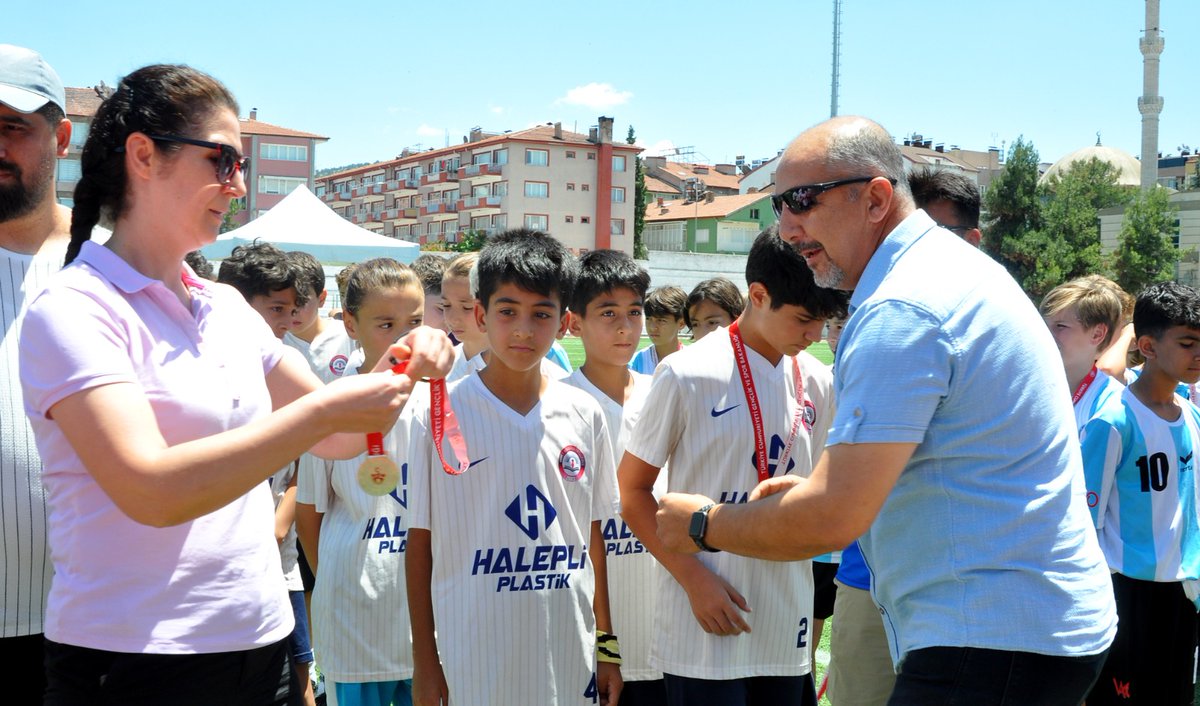MersinMEM's tweet photo. Okul Sporları Küçükler Futbol
Müsabakaları'nda Mersin Ahmet
Hocaoğlu Ortaokulu Türkiye 2.'si!🏆⚽

Burdur'da düzenlenen ve 4 gün süren
müsabakalarda mücadele eden
öğrencilerimizi ve öğretmenlerimizi tebrik eder, başarılarının devamını dileriz. 

📎https://t.co/sRFC2spwrG
📎https://t.co/PUa90NPNMj

@tcmeb
@Yusuf__Tekin 
@ahpehlivan53 
@fazilet_durmus