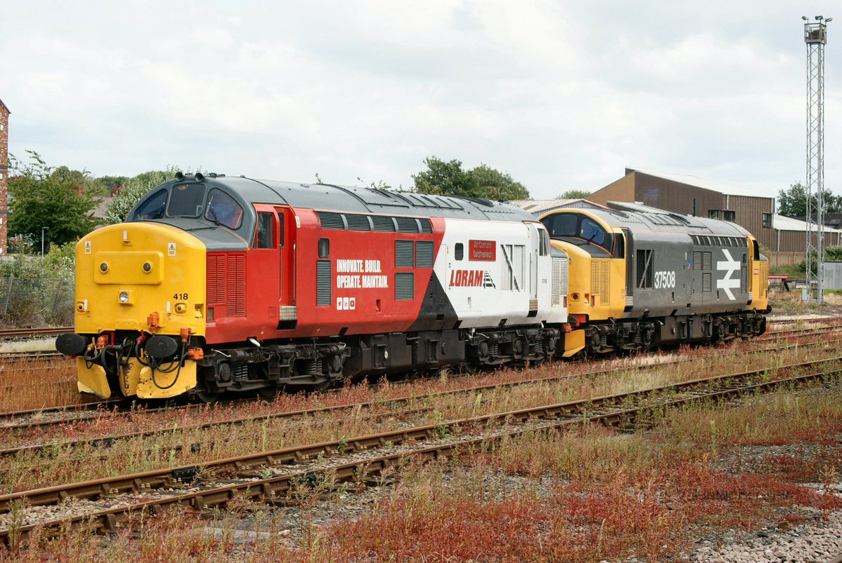 Valenta_Forever's tweet photo. 37508 in Large Logo Railfreight livery & 37418 in Loram livery at Chester on 0Z18 Rhyl to Chester 11.6.24 @TheGrowlerGroup @LoramUK #Class37 #Trainpic #Tractor https://t.co/ke1y85xv0Y