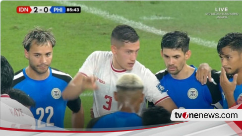tvOneNews's tweet photo. Jadi Sorotan Netizen, Aksi Berkelas Jay Idzes Mengarahkan Pemain Lain untuk Ambil Posisi Menutupi Pemain Filipina yang Jatuh: Di tengah kemenangan timnas Indonesia atas Filipina, aksi Jay Idzes menjadi sorotan ketika mengarahkan pemain lain untuk ambil… https://t.co/9bbtYSdzW6 https://t.co/ix7G3l5ozt