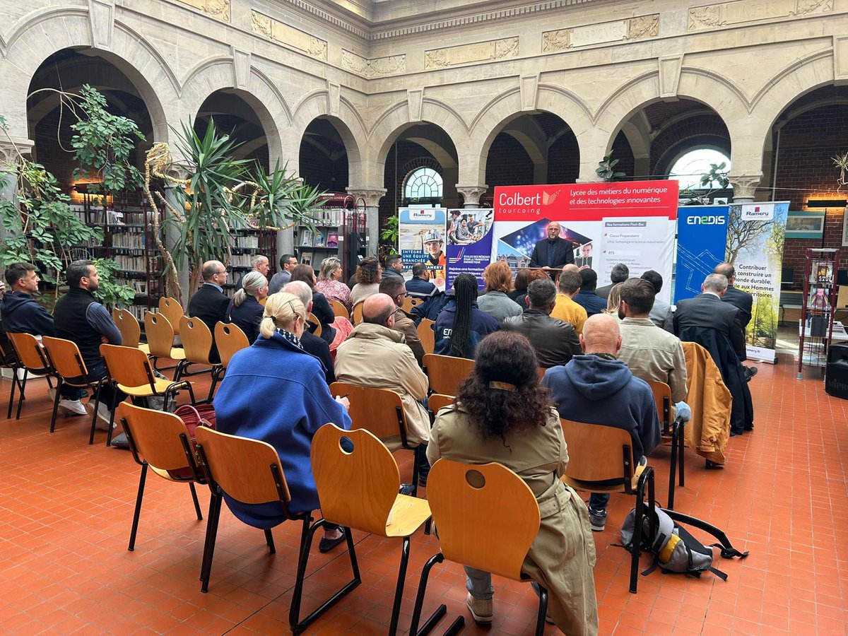 enedis_hdf's tweet photo. 🎒Inauguration des classes "réseaux électriques" au Lycée Colbert à #Tourcoing. Grâce à ce #partenariat, @enedis forme les électriciens de demain avec un parcours sur-mesure, incluant 18 semaines de #stage en #entreprise. ✅️Une aubaine pour les 110 élèves concernés #formation https://t.co/7vvxu0F66M