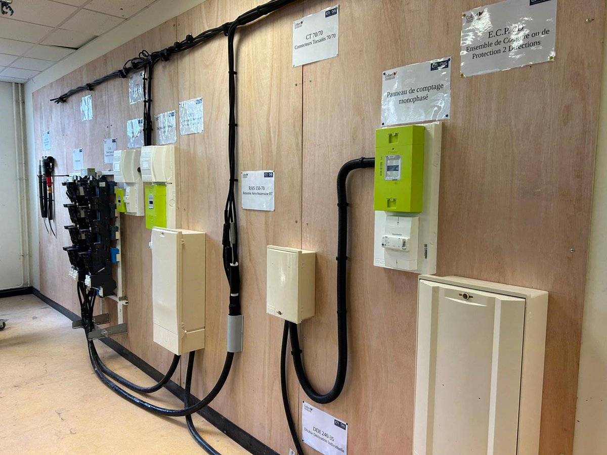 enedis_hdf's tweet photo. 🎒Inauguration des classes "réseaux électriques" au Lycée Colbert à #Tourcoing. Grâce à ce #partenariat, @enedis forme les électriciens de demain avec un parcours sur-mesure, incluant 18 semaines de #stage en #entreprise. ✅️Une aubaine pour les 110 élèves concernés #formation https://t.co/7vvxu0F66M