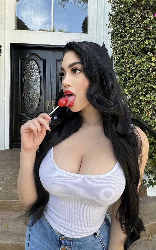 JailyneOjeda's tweet photo. how many licks does it take 😜 https://t.co/Xe80xwkQ8x