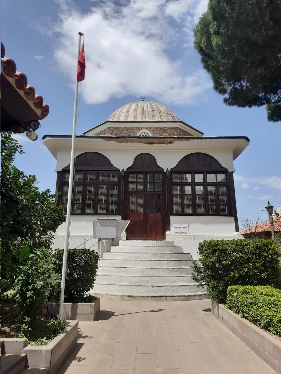 InsaniMimari's tweet photo. Kubbesinde leylekleri, içerisinde yüzlerce el yazması eserleriyle Necippaşa Kütüphanesi https://t.co/Kg3wSURDtj