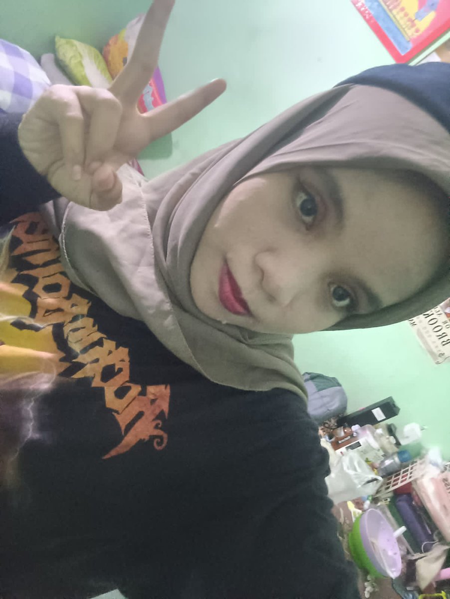 masjabbb's tweet photo. my face                   the girl i get https://t.co/8N45JVxMlQ