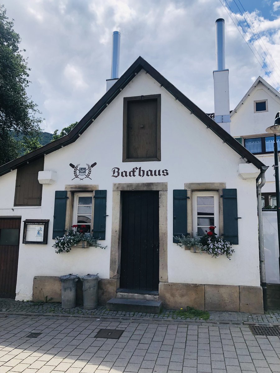 tonight1103's tweet photo. Mittwochsgrüsse 🙋🏻♀️ von einer morgendlichen gechillten Radtour 🌤️🚴🏻♀️ durch meine schöne Heimat #BadenWürttemberg bin gerade beim „Einkehren“ beim #Bäcker in #Glems der noch mit seinen Kunden spricht und selber bäckt. Hier gibt’s noch einen Brotbackplan ⬇️😀 https://t.co/Re1MWhQZIs