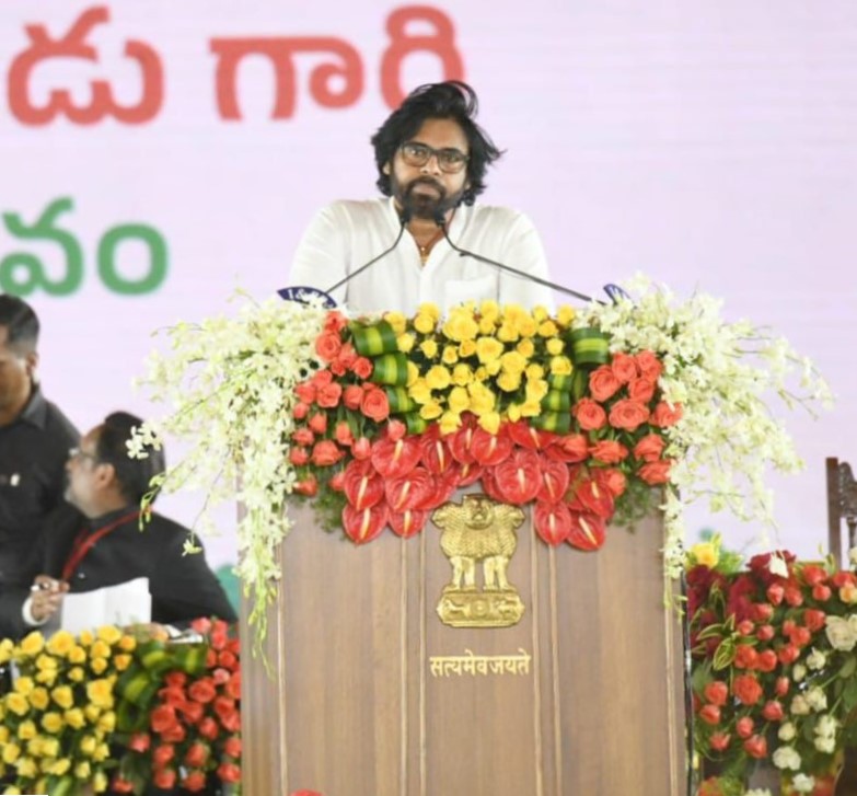 AmitShah's tweet photo. Congratulations to Andhra Pradesh Chief Minister Shri @ncbn Ji, Deputy Chief Minister Shri @PawanKalyan Ji, and all others who took the oath of office today. It is my firm belief that the NDA government will pivot the state of Andhra Pradesh to new heights of prosperity, fulfilling the aspirations and hopes of the people.

ఈరోజు ఆంధ్రప్రదేశ్ ముఖ్యమంత్రిగా ప్రమాణస్వీకారం చేసిన శ్రీ నారా చంద్రబాబు నాయుడు గారికి, ఉపముఖ్యమంత్రి శ్రీ పవన్ కళ్యాణ్ గారికి మరియు నేడు మంత్రులుగా ప్రమాణస్వీకారం చేసిన వారందరికీ నా అభినందనలు. ప్రజల ఆశలు, ఆకాంక్షలు నెరవేరుస్తూ ఎన్డీఏ ప్రభుత్వం ఆంధ్రప్రదేశ్ రాష్ట్రాన్ని అభివృద్ధి పథంలో నడిపిస్తుందని నేను విశ్వసిస్తున్నాను.
@BJP4Andhra @JaiTDP @JanaSenaParty @satyakumar_y