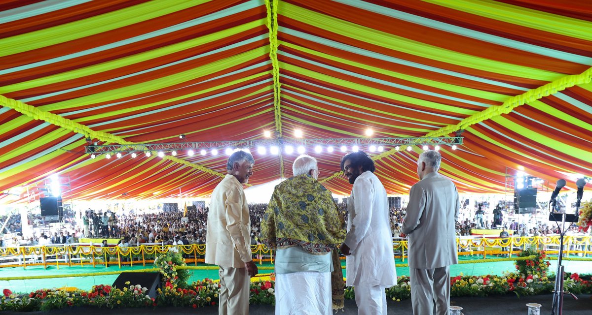 AmitShah's tweet photo. Congratulations to Andhra Pradesh Chief Minister Shri @ncbn Ji, Deputy Chief Minister Shri @PawanKalyan Ji, and all others who took the oath of office today. It is my firm belief that the NDA government will pivot the state of Andhra Pradesh to new heights of prosperity, fulfilling the aspirations and hopes of the people.

ఈరోజు ఆంధ్రప్రదేశ్ ముఖ్యమంత్రిగా ప్రమాణస్వీకారం చేసిన శ్రీ నారా చంద్రబాబు నాయుడు గారికి, ఉపముఖ్యమంత్రి శ్రీ పవన్ కళ్యాణ్ గారికి మరియు నేడు మంత్రులుగా ప్రమాణస్వీకారం చేసిన వారందరికీ నా అభినందనలు. ప్రజల ఆశలు, ఆకాంక్షలు నెరవేరుస్తూ ఎన్డీఏ ప్రభుత్వం ఆంధ్రప్రదేశ్ రాష్ట్రాన్ని అభివృద్ధి పథంలో నడిపిస్తుందని నేను విశ్వసిస్తున్నాను.
@BJP4Andhra @JaiTDP @JanaSenaParty @satyakumar_y