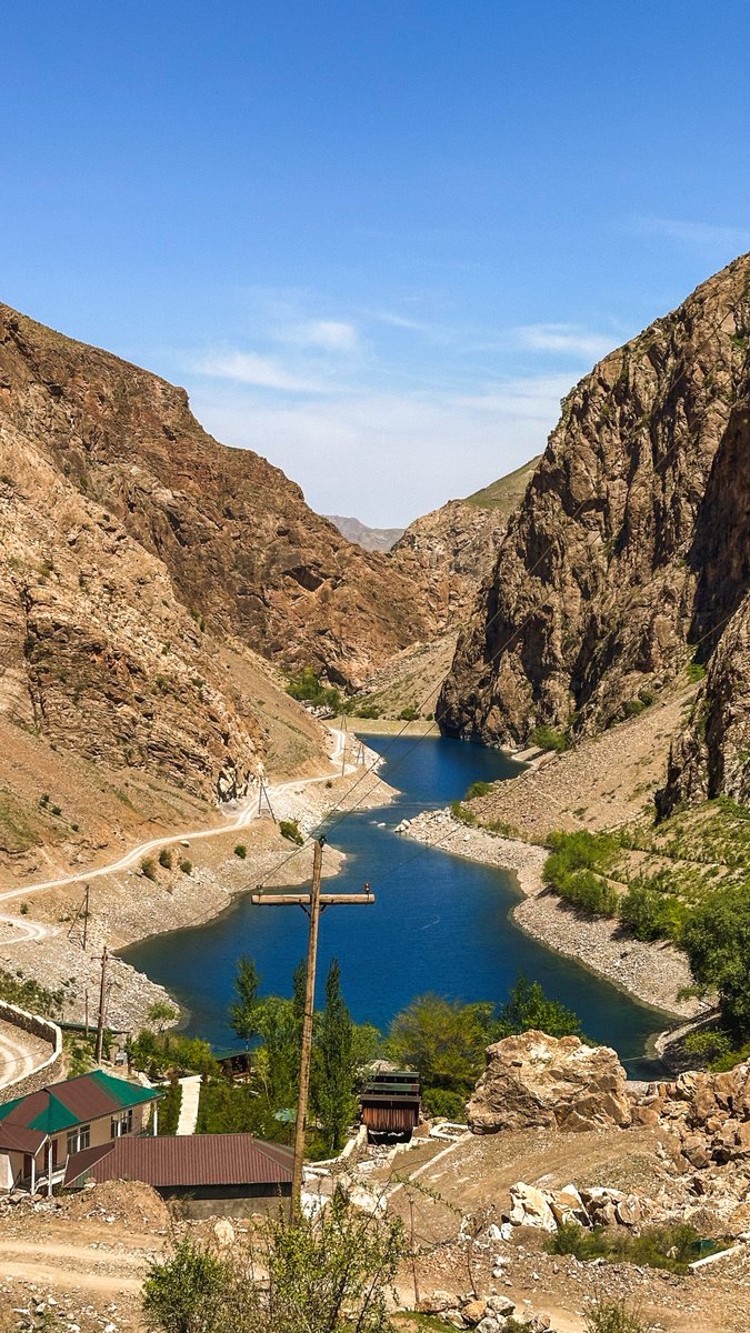 zqhr's tweet photo. Tajikistan, negara yang berbeda dengan saudara Asia Tengah lainnya. Alih-alih berbahasa rumpun Turkic, penduduk Tajikistan umumnya berbahasa Tajik yang serumpun dengan bahasa Parsi.
Perjalanan ke Tajikistan kali ini sangat singkat. Bisa dibilang kurang dari 10 jam. Memang ada apa di Tajikistan?

Menelusuri Jalur Perdagangan Kuno “Silk Road” di Asia Tengah
Part IV: Tajikistan