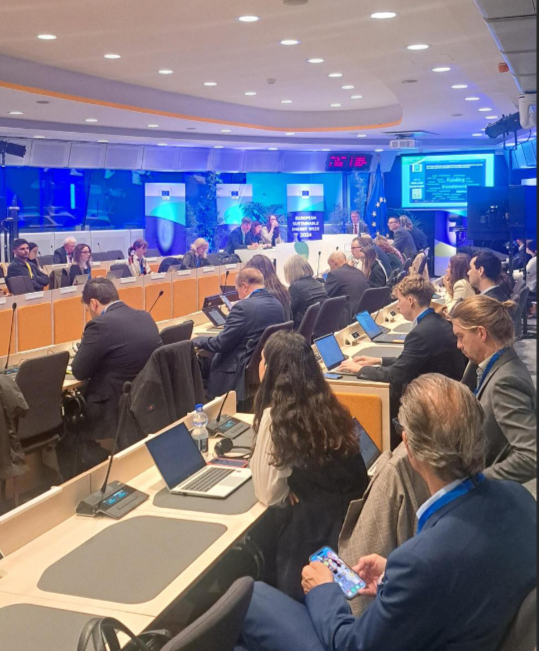 H2Europe's tweet photo. @SolarPowerEU @EUROFER_eu @Cefic @Energy4Europe @Eurometaux @RechargeEurope @WindEurope @euenergyweek @EU_Commission Takeaways:
➡️#NetZero industries are fundamental to make the #GreenDeal a compelling case for #Europeancompetitiveness.
➡️A EU Industrial Deal must create a business case for investments across the #cleanenergy supply chain.
➡️Building resilience is key to keep industry in 🇪🇺. https://t.co/I2J0T9Rd9h