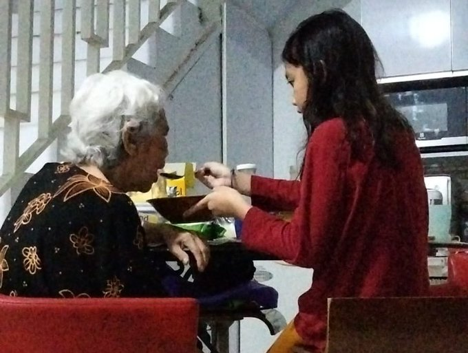 SoundOfYogi's tweet photo. Gue pernah share ini, tapi belom ke komunitas

Jadi 1 tahun ++ belakangan ini, keluarga gue jadi caregiver untuk mertua gue yang udah sepuh

Yang bikin hati nyess, anak2 gue itu berebutan (sampe berantem segala) untuk melayanin mbahnya

Kayak ini si anggun lagi nyuapin: https://t.co/Q2zYkqws1o