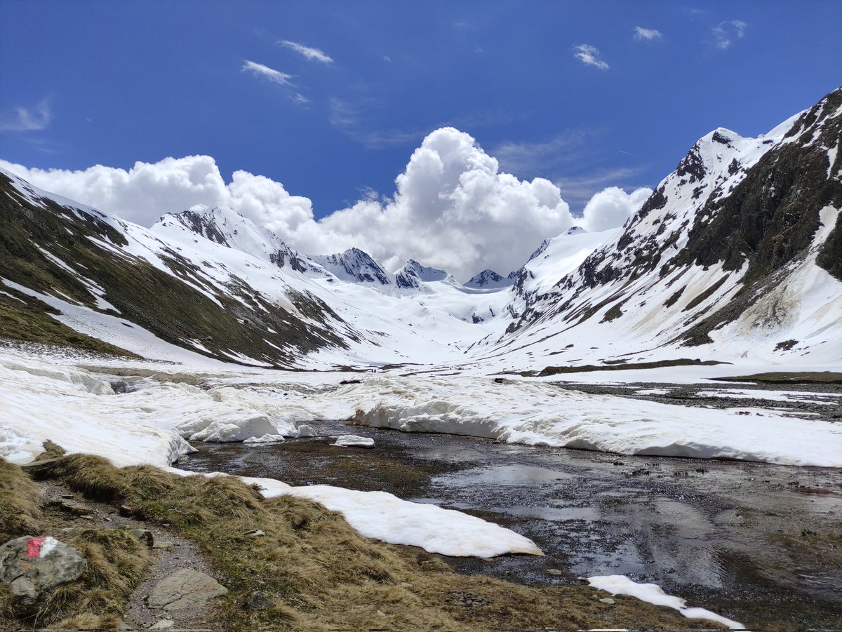 bethkevans's tweet photo. Views from the office 🏞️. 

We had a fantastic week learning about alpine ecology and geological processes with the second-year @YorkEnvironment ES &amp; EG students!

#UoYAustria2024 https://t.co/me88GbejYM