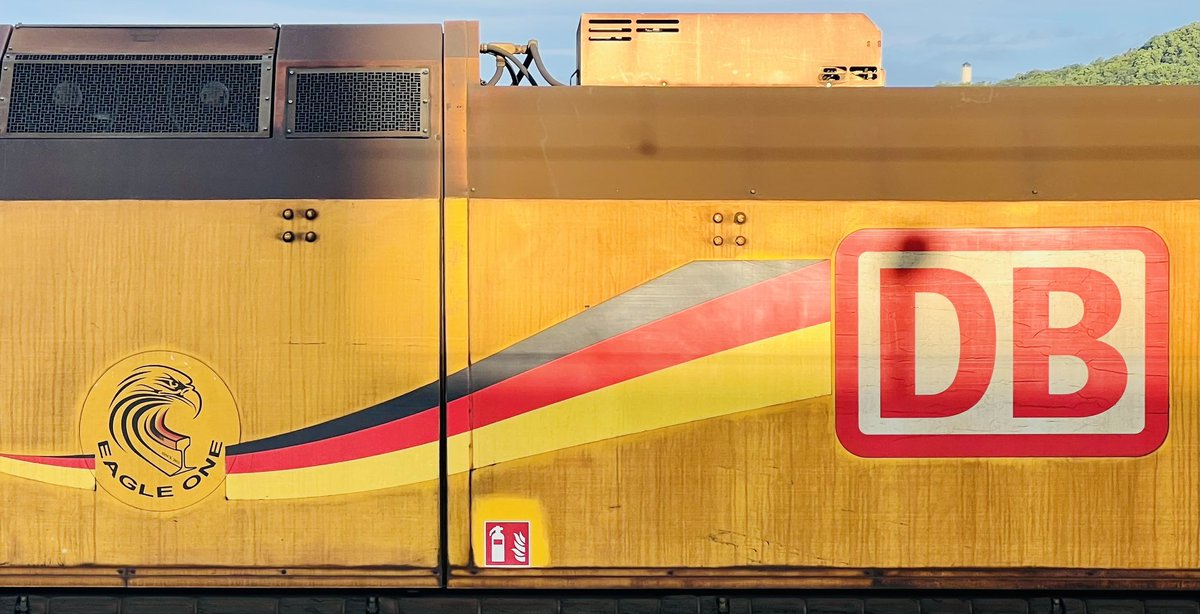 woshimike's tweet image. #EagleOne (#DBNetz #DBNetzInstandhaltung ) im Überholgleis sowie #Lok 155 040-6 (#BR250 #BR155 #ErfurterBahnservice ) vor durchfahrendem #Ganzzug {mit duftendem Holz} am 11.06.2024 im #JenaSaalbahnhof 
#Saalebahn