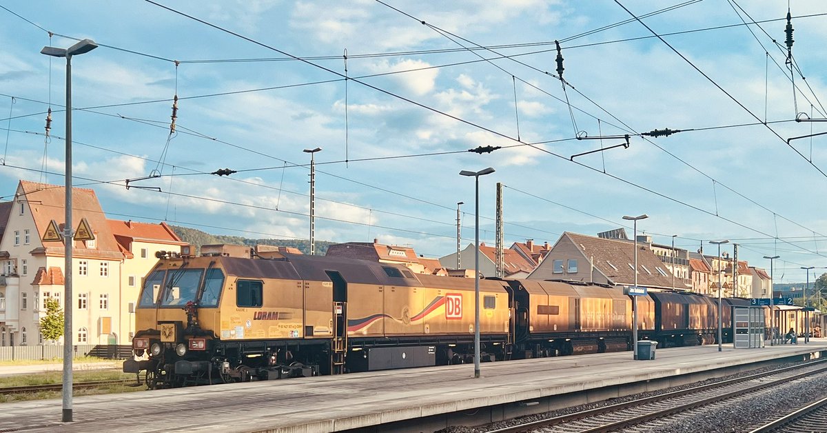 woshimike's tweet image. #EagleOne (#DBNetz #DBNetzInstandhaltung ) im Überholgleis sowie #Lok 155 040-6 (#BR250 #BR155 #ErfurterBahnservice ) vor durchfahrendem #Ganzzug {mit duftendem Holz} am 11.06.2024 im #JenaSaalbahnhof 
#Saalebahn