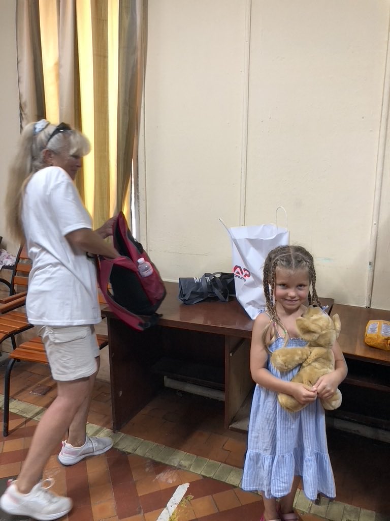 3steps1bow's tweet photo. More children coming from eastern Ukraine are happy for toys, sweets, hygienic products and clothing. / 우크라이나 동부에서 오는 더 많은 어린이들이 장난감, 과자, 위생용품 및 의류를 좋아합니다. https://t.co/dVIO8v2lKa