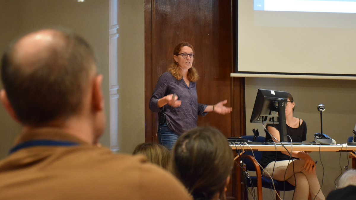 🍅 Les infermeres del programa Salut i Escola dels CAP visiten els centres educatius i promouen hàbits saludables i una alimentació sana, justa i sostenible.

Per arribar millor a l'alumat fan servir recursos amb un llenguatge i una imatge més entenedora per als infants.