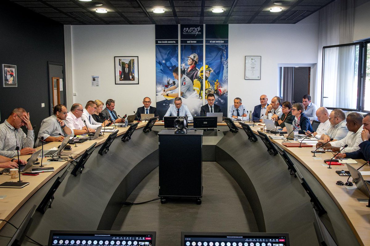 Jean-Paul Bosland (@boslandjp) on Twitter photo Le conseil d'administration de la Fédération nationale des <a href="/PompiersFR/">Pompiers de France</a> se retrouve au coeur de l'<a href="/ENSOSP/">Ensosp</a>.
Dans une actualité brûlante, nous évoquons la journée nationale des sapeurs-#pompiers, le "Beauvau de la Sécurité Civile", le <a href="/cnspf2024/">Congrès national des sapeurs-pompiers - Mâcon 2024</a> , la filière professionnelle, le Le conseil d'administration de la Fédération nationale des <a href="/PompiersFR/">Pompiers de France</a> se retrouve au coeur de l'<a href="/ENSOSP/">Ensosp</a>.
Dans une actualité brûlante, nous évoquons la journée nationale des sapeurs-#pompiers, le "Beauvau de la Sécurité Civile", le <a href="/cnspf2024/">Congrès national des sapeurs-pompiers - Mâcon 2024</a> , la filière professionnelle, le