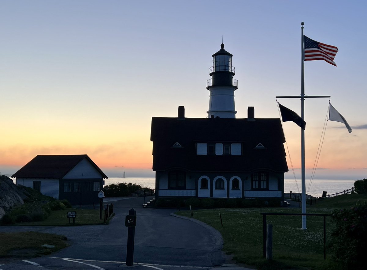 DaveOTGphotog's tweet photo. Had so much promise for a good sunrise till 5 mins before the sun was supposed to crest and then the fog rolled in.  4am alarm will make for a long day at work. 
#Portlandheadlighthouse https://t.co/UWejJ55Yrz