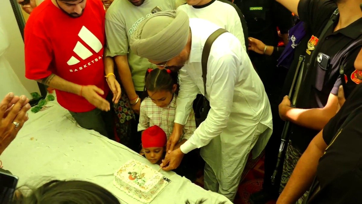 JagbaniOnline's tweet photo. ਮਰਹੂਮ ਸਿੱਧੂ ਮੂਸੇਵਾਲਾ ਦੇ ਜਨਮਦਿਨ 'ਤੇ ਮਾਂ ਚਰਨ ਕੌਰ ਦੇ ਨਹੀਂ ਰੁਕੇ ਹੰਝੂ
ਬਾਪੂ ਬਲਕੌਰ ਸਿੰਘ ਨੇ ਨਿੱਕੇ ਬੱਚਿਆਂ ਨਾਲ ਕੱਟਿਆ ਪੁੱਤ ਦੇ ਬਰਥਡੇ ਦਾ ਕੇਕ
#PunjabiSinger #SidhuMoosewala #BirthdayCake #CakeCut #Family #Mother #CharanKaur #Father #BalkaurSingh #Pollywood #Singer #Jagbani @iSidhuMooseWala https://t.co/rzVhhSddNW