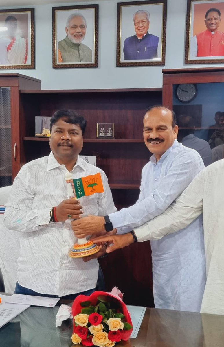 Subhash_Suranaa's tweet photo. छत्तीसगढ़ सरकार के कैबिनेट मंत्री आदरणीय श्री @KedarKashyapBJP  जी से शिष्टाचार मुलाकात किया । https://t.co/ZxTQvMKoWv