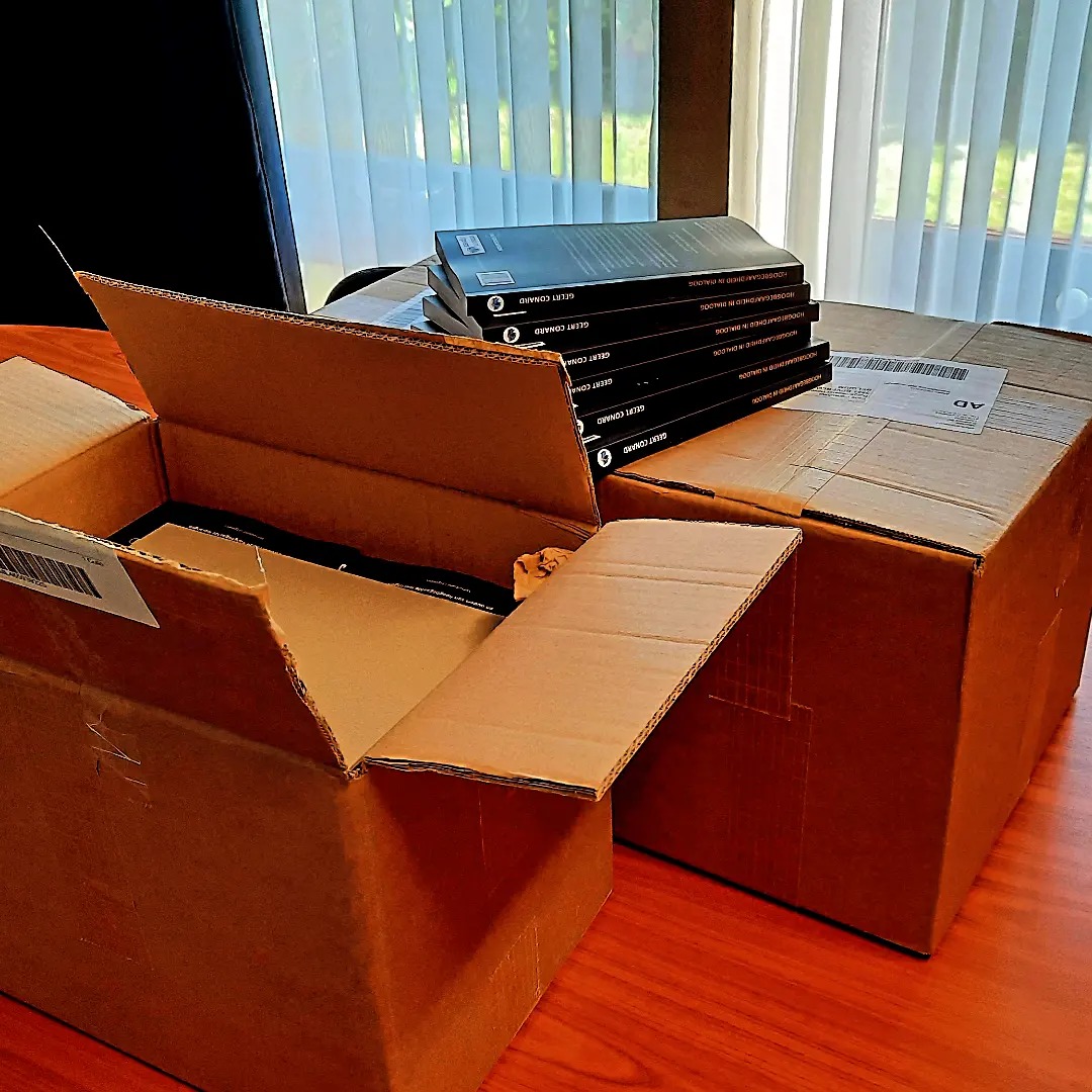 geertconard's tweet photo. COUNTDOWN... De eerste levering boeken is toegekomen in ons kantoor. Binnen exact één week zullen we het boek "Hoogbegaafdheid in dialoog" officieel voorstellen tijdens een persmoment bij @PXLEducation in Hasselt #hoogbegaafdheid #education #excellentieprogramma @HogeschoolPXL https://t.co/bDaYYYf6Pr