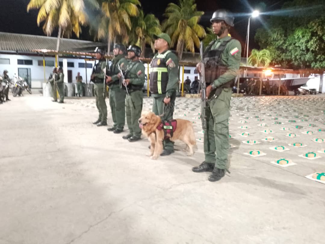 leonardojqh's tweet photo. #11Jun || La #FANB en el estado Sucre durante labores de patrullaje y escudriñamiento efectuó el hallazgo de 1.842 envoltorios tipo panela de Marihuana con peso de 976,026 Kg, además de 2.860 Lts. de gasolina y 6.000 Lts de Resina, ocultos en una ensenada de Río Salado edo. Sucre https://t.co/aQ8wXT6sD3