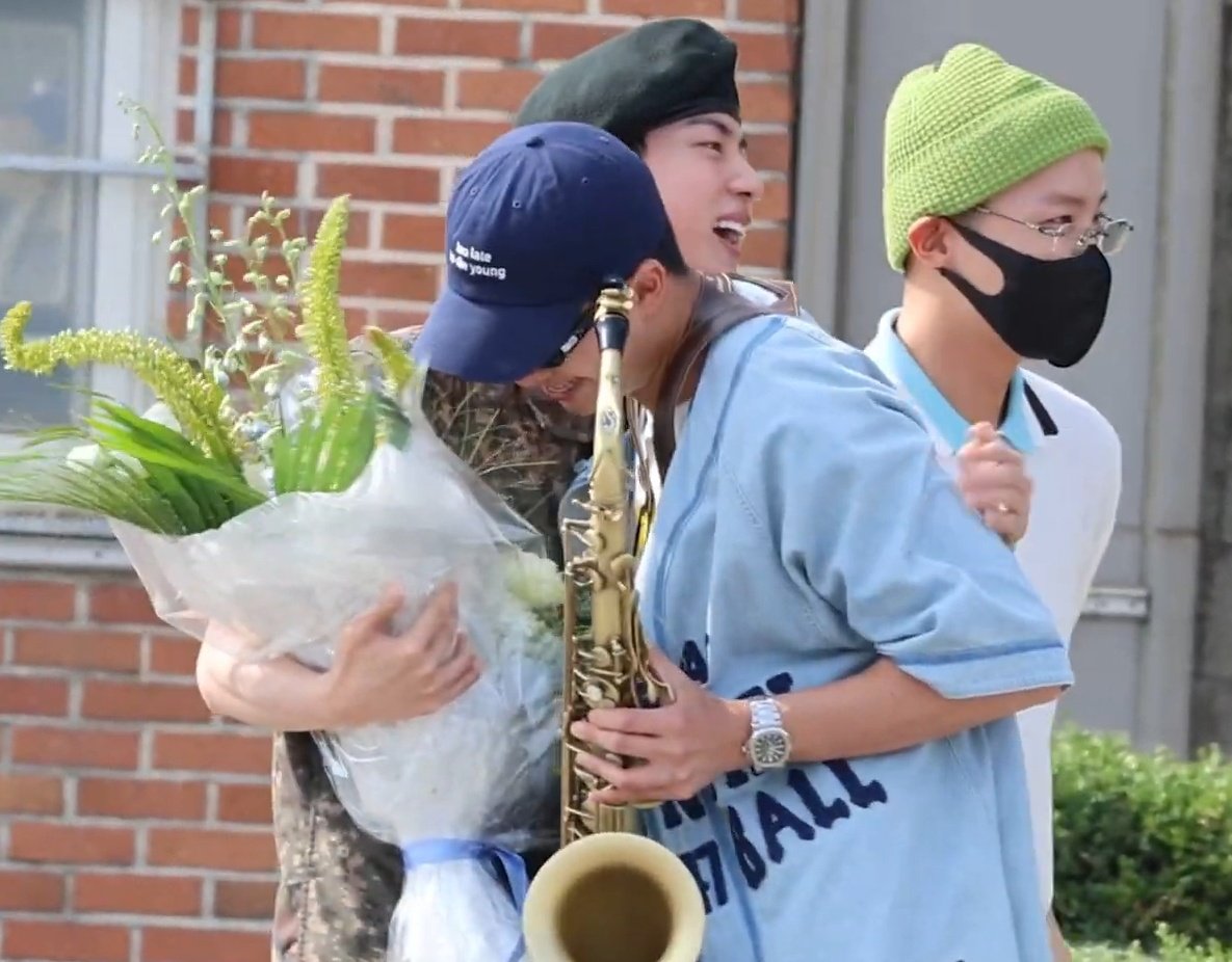 LuvYHC's tweet photo. Their hugs, their smiles 💜💜💜
Joonie surprising us with his saxophone 💜💜💜
Jiminie's long hugs with his eyes closed,  as though soaking up the moment   🥺💜
#WelcomeBackJin https://t.co/QnVXwyChHC