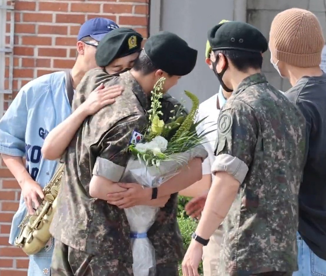 LuvYHC's tweet photo. Their hugs, their smiles 💜💜💜
Joonie surprising us with his saxophone 💜💜💜
Jiminie's long hugs with his eyes closed,  as though soaking up the moment   🥺💜
#WelcomeBackJin https://t.co/QnVXwyChHC