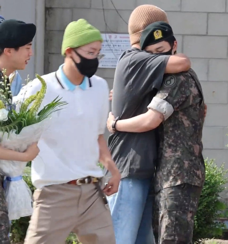 LuvYHC's tweet photo. Their hugs, their smiles 💜💜💜
Joonie surprising us with his saxophone 💜💜💜
Jiminie's long hugs with his eyes closed,  as though soaking up the moment   🥺💜
#WelcomeBackJin https://t.co/QnVXwyChHC