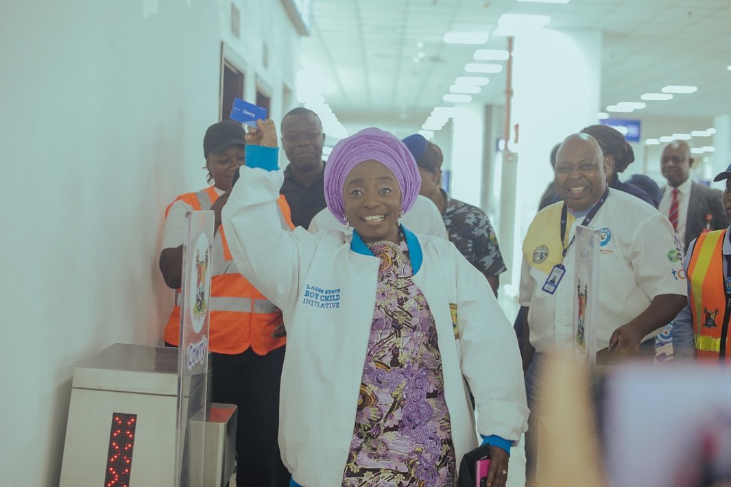 paywithcowry's tweet photo. Lagos State First Lady, Dr. Mrs. Claudiana Ibijoke Sanwo-Olu, took 230 boys from her Lagos Boy Child Initiative on an industrial tour using the Lagos Rail Mass Transit (LRMT) Blue Line.
#LagosBoyChildInitiative #IndustrialTour #CowryCard #LRMTBlueLine #paywithcowry https://t.co/WLlNQVimYz