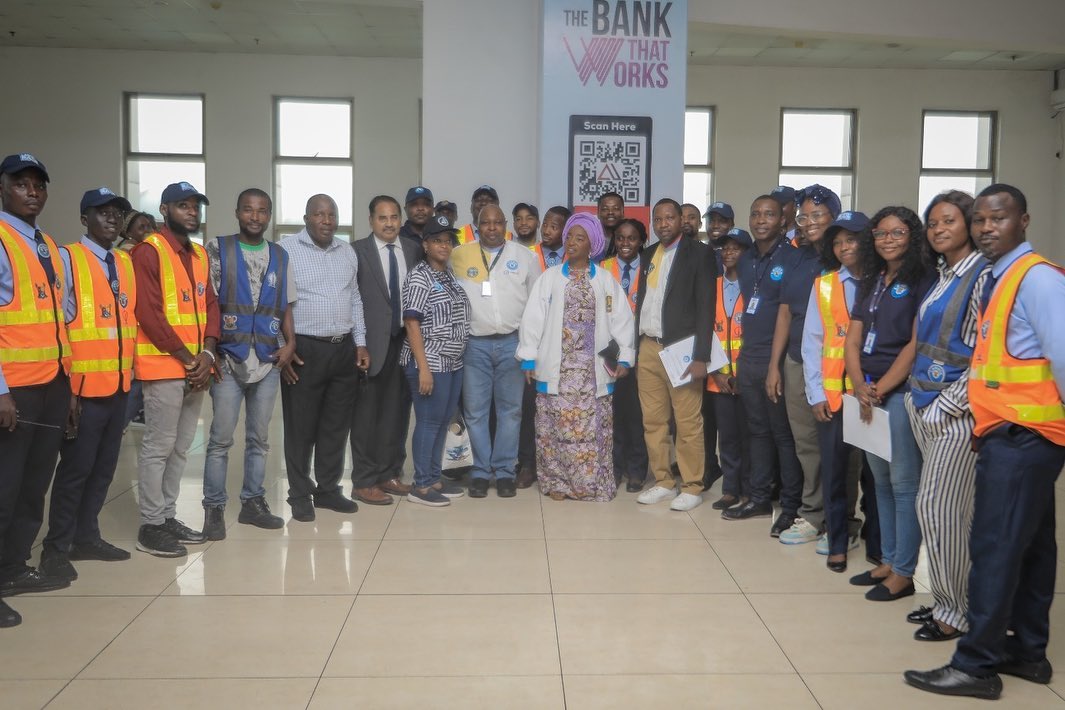 paywithcowry's tweet photo. Lagos State First Lady, Dr. Mrs. Claudiana Ibijoke Sanwo-Olu, took 230 boys from her Lagos Boy Child Initiative on an industrial tour using the Lagos Rail Mass Transit (LRMT) Blue Line.
#LagosBoyChildInitiative #IndustrialTour #CowryCard #LRMTBlueLine #paywithcowry https://t.co/WLlNQVimYz