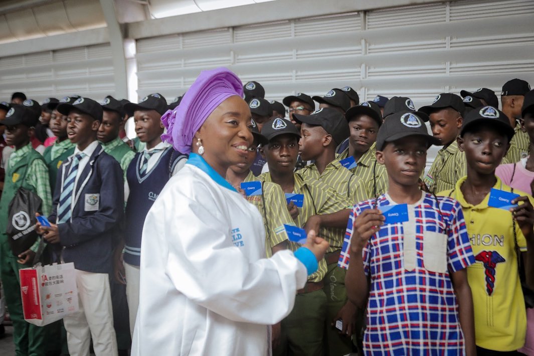 paywithcowry's tweet photo. Lagos State First Lady, Dr. Mrs. Claudiana Ibijoke Sanwo-Olu, took 230 boys from her Lagos Boy Child Initiative on an industrial tour using the Lagos Rail Mass Transit (LRMT) Blue Line.
#LagosBoyChildInitiative #IndustrialTour #CowryCard #LRMTBlueLine #paywithcowry https://t.co/WLlNQVimYz
