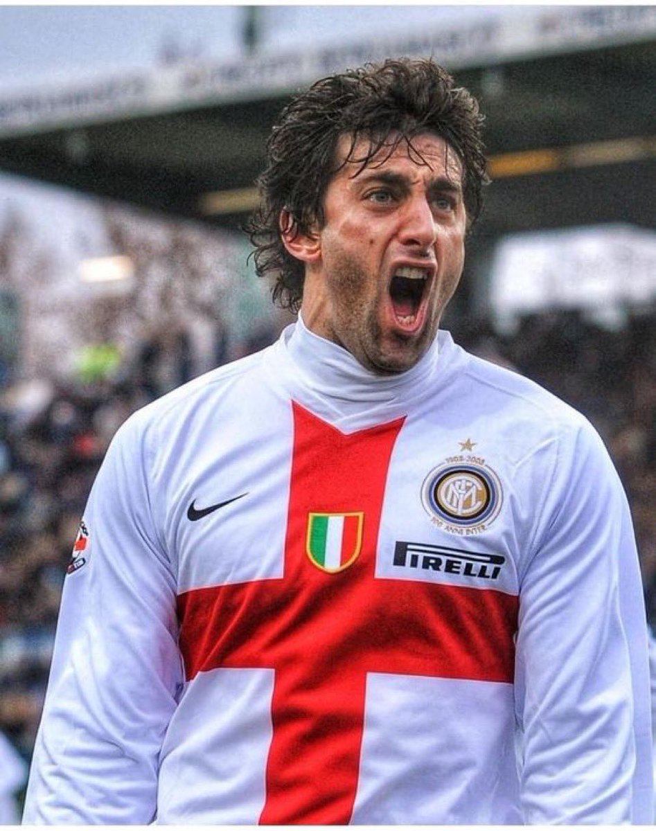 FBiasin's tweet photo. - Il 5 maggio 2010 segna il gol decisivo in finale di Coppa Italia.
- Il 16 dello stesso mese segna il gol che regala lo scudetto all’Inter.
- Il 22 realizza la doppietta decisiva nella finale di Champions League.

Buon compleanno Principe #Milito. https://t.co/oylLpvv28A