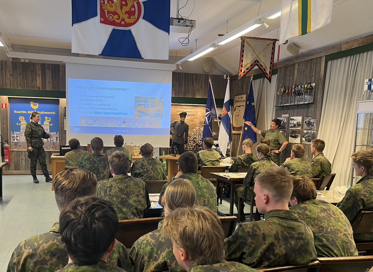 AYlivaara's tweet photo. Reserviupseeriyhdistykset ylläpitävät ja edistävät @reserviupseeri en taitoja ja valmiuksia. Kehittyminen jatkuu reservissä.
Tiistaina upseerikokelaille esiteltiin alueellista yhdistystoimintaa. Infon jälkeen alkanut iloinen puheensorina viesti monesta uudesta jäsenestä. #HRUP https://t.co/W7G5n9rcfi