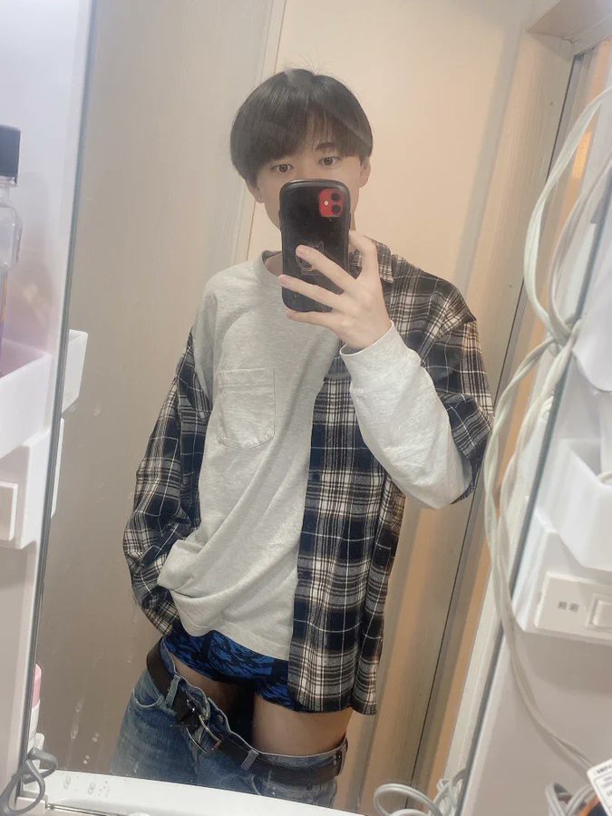 硼素。アラビア語でホウ砂の意。黒色。固体。2180℃で固体になり3650℃で気体になる。化合物や合金の形で様々に利用される。ガラスの原料や防腐剤、金属の還元剤、溶接用材や研磨剤、火の抑制剤等に使われ、洗濯糊等を用いてスライムを作成する子供向けの科学実験工作が行われる。