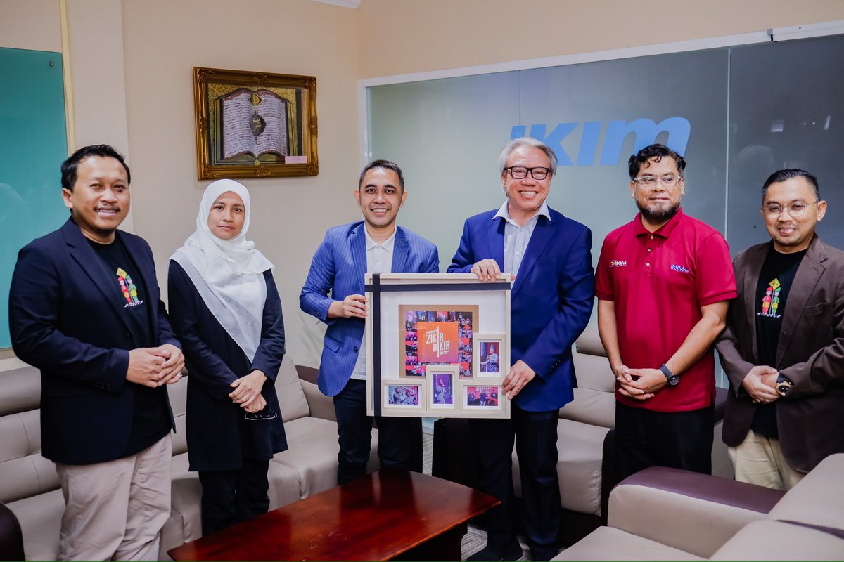 hafizhamidun's tweet photo. Pertemuan bersama Ketua Pengarah IKIM, YBhg Prof. Madya Dato’ Dr. Mohamed Azam bin Mohamed Adil.

Saya dan team @arteffectsmedia turut sampai sedikit cenderamata penghargaan kepada IKIM FM dan TV IKIM di atas kesudian bekerjasama sebagai Media Islam Rasmi Konsert Zikir Dikir di Kuala Terengganu bulan lalu.

Pertemuan selama hampir satu jam, disusuli dengan percambahan idea-idea baru serta saranan dari YBhg Ketua Pengarah IKIM untuk program-program seterusnya dan potensi kolaborasi mendatang.

Sekali lagi, bagi pihak Arteffects, saya ucapkan jutaan Terima Kasih kepada @ikimfm_my dan TV IKIM kerana menerima kami sebagai tetamu pada hari ini.

#ZikirDikir