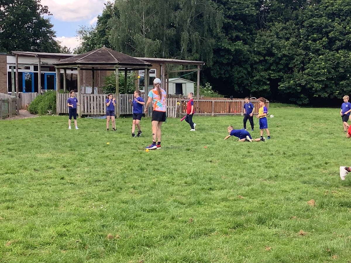 DeffordSchool's tweet photo. Oak enjoyed a friendly game of rounders with children from St Andrew's CE First School, Evesham on Monday afternoon.  Everyone played brilliantly and it was a close match with the visiting team winning by only 1 rounder!  
#EmpowerActCIC https://t.co/k1CdtlIkDM